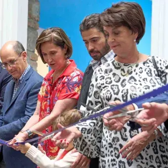 Directivos, consejeros y alumnos en el corte de listón