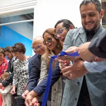 Directivos, consejeros y alumnos en el corte de listón