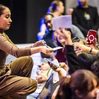 Katya Echazarreta firmó autógrafos al finalizar su conferencia en el Tec