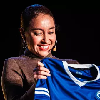 Katya Echazarreta, astronauta mexicana, con su jersey de Borregos