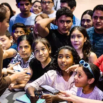 Astronauta mexicana con niños y niñas asistentes al Tec campus Laguna