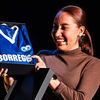 Recibe Katya Echazarreta su jersey de Borregos