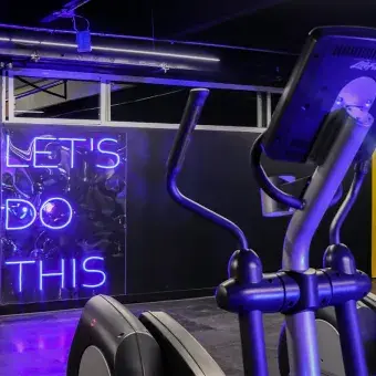 Caminadora en el nuevo gym de campus Querétaro