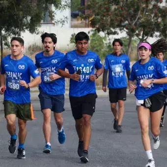 Sigrid y amigos corriendo juntos