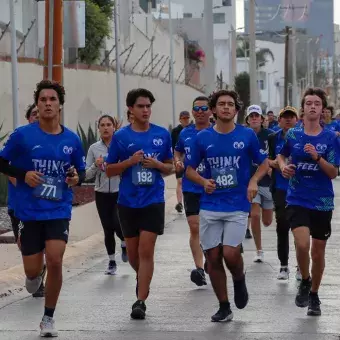 Diego corriendo con amigos