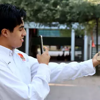 Los estudiantes no dejaron pasar la oportunidad de fotografiar su saco de tierra.