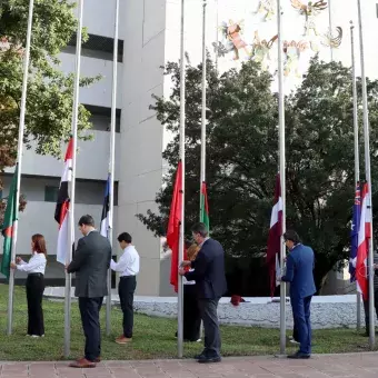 Alumnos y directivos izaron las banderas de diversos países.