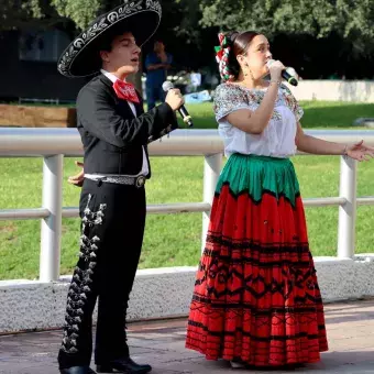 Miembros de la compañía folklórica “Raíces” interpretaron una canción.