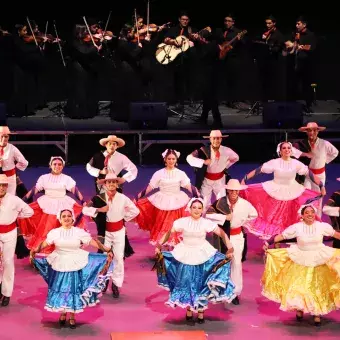 Tec y UANL participaron en el encuentro folklórico universitario, en el Auditorio Luis Elizondo.