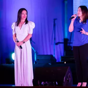 Gloria y juliana, dando mensaje a la comunidad 