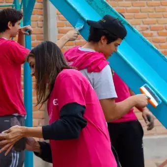 Pintando los juegos del colegio en Voluntariado Tec