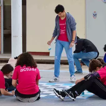 Alumnos trabajando en equipo para dejar como nuevas las escuelas en Voluntariado Tec