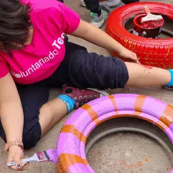 Alumnos pintando llantas en Voluntariado Tec