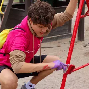 Pintando los juegos del patio en Voluntariado Tec