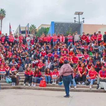 Alumnos de 3er semestre de PrepaTec preparándose para el Voluntariado 