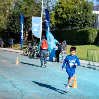 Carrera infantil llena de ánimo