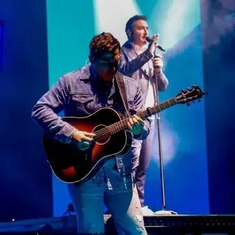 Julio Ramirez Eguía del grupo Reik tocando en Blue Fest
