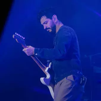 Bibi Marín del grupo Reik tocando en Blue Fest