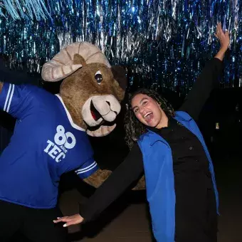 La mascota del Tec Teus posando con un asistente al Blue Fest