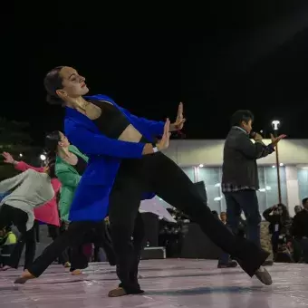 Estudiantes presentando coreografía en escenario