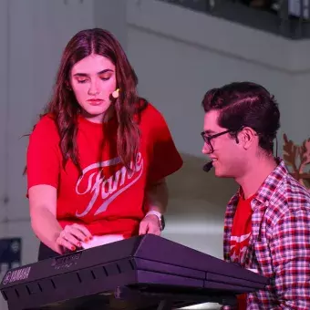 Dúo de cantantes en musical FAME del Tec de Monterrey campus Laguna