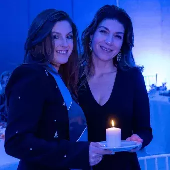 Egresada junto a su madre durante graduación.