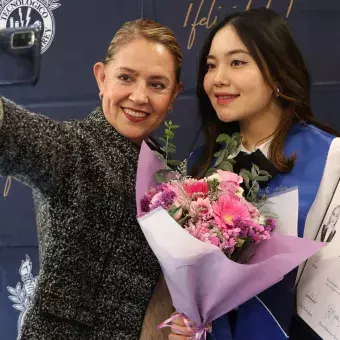 Selfie con graduada en campus León.