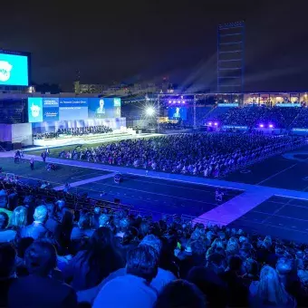 Las graduaciones en campus Monterrey se realizaron en el Estadio de los Borregos.