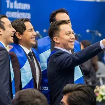 Recién graduados se toman selfie.