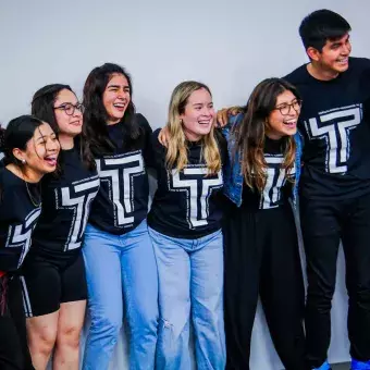 Estudiantes haciendo una actividad de integración en equipos.