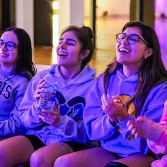 Alumnas cantando juntas en el karaoke