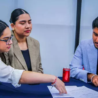 Candidatos a graduar resolviendo en caso presentado por una empresa