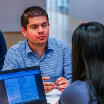 Estudiante en una entrevista relámpago con un reclutador de la zona