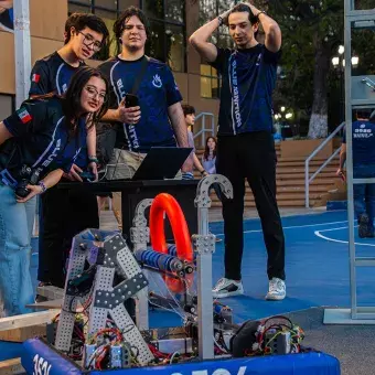 Equipo manejando robot para FIRST