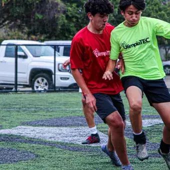 Estudiantes Tec Tampico jugando fútbol