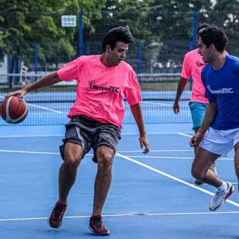 Estudiantes Tec Tampico jugando básquetbol