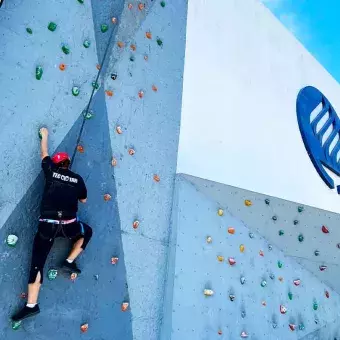 Colaboradora Tec Tampico participando en muro de escalada