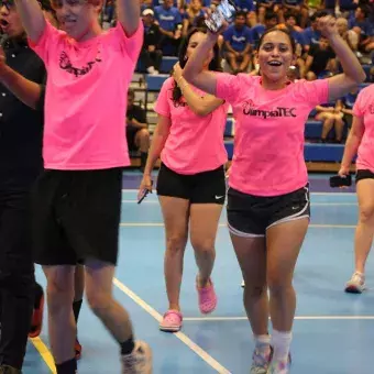 Estudiantes de negocios de Tec Tampico celebrando 