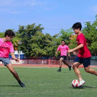 Estudiantes de Tec Tampico jugando fútbol en Olimpiatec