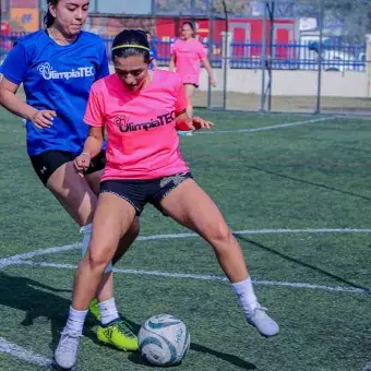 Alumnas de Tec Tampico jugando fútbol