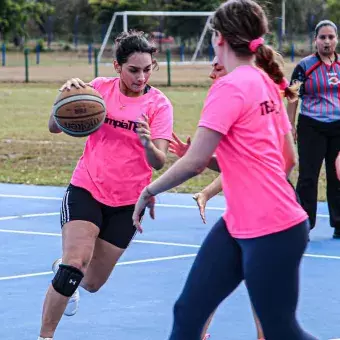 Alumnas de Tec Tampico jugando básquetbol 