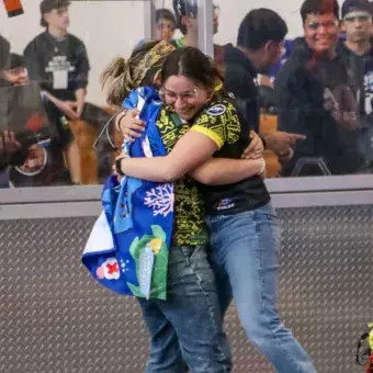 Alumnas abrazándose en la cancha