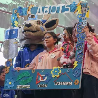 Miembros del equipo PinkHawks con la mascota de Cabots