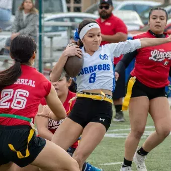 Jugadora de tochito femenil en acción