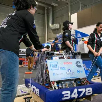 Equipo sacando su robot de la cancha