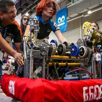 Equipo retirando su robot de la cancha. 