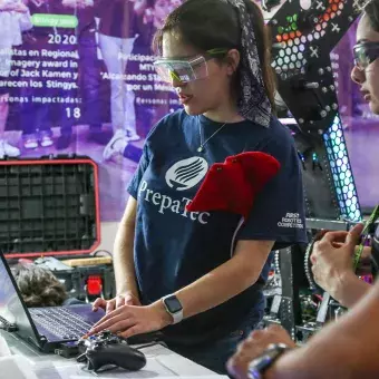 Jóvenes programando en una computadora