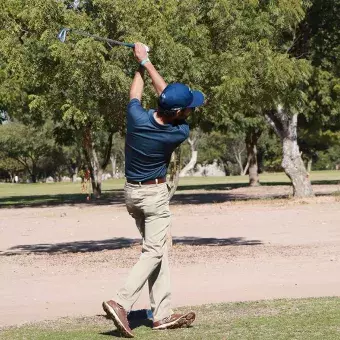 Torneo de golf EXATEC Blue Open Golfista jugando 