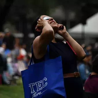 Alumno viviendo el eclipse solar desde Jardín de las Carreras.