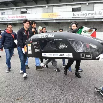 Escudería trasladando el coche.